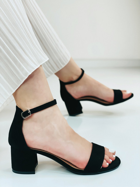 Dámske čierne sandále na nízkom opätku - semišové