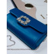 Dámska modrá spoločenská kabelka s brošňou