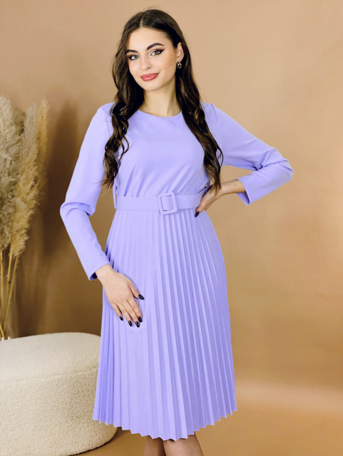 Dámske plisované šaty s opaskom - fialové