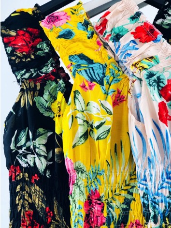 Maxi modré kvetované šaty na ramena