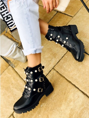 Čierne matné čižmy s perličkami