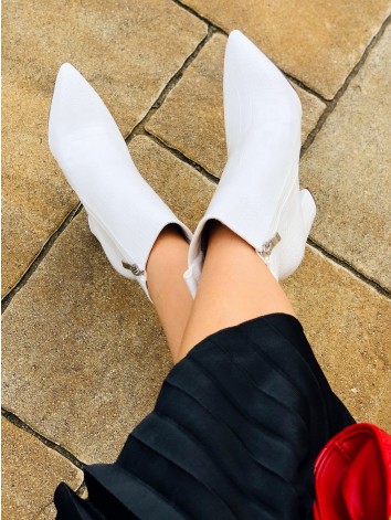 Biele členkové čižmy s hadím vzorom