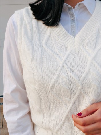 Biela predĺžená pletená vesta