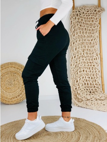 Dámske čierne tepláky s kapsičkami