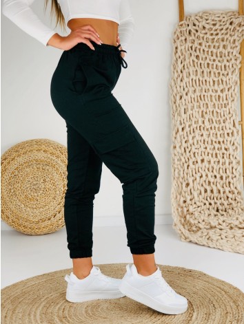 Dámske čierne tepláky s kapsičkami