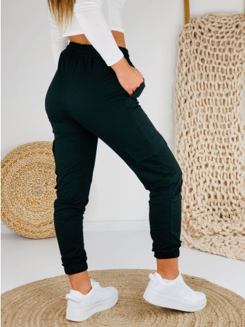 Dámske čierne tepláky s kapsičkami