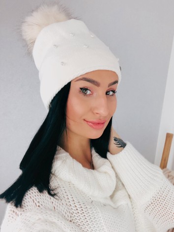 Béžová čiapka s perličkami a brmbolcom