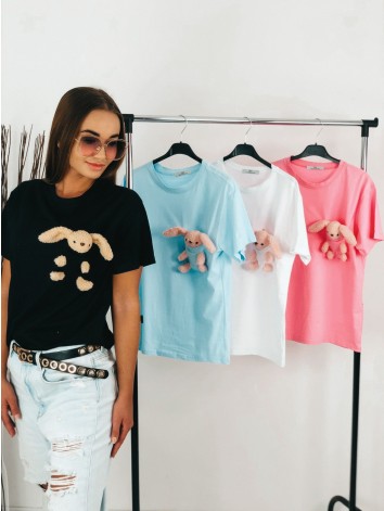 Čierne tričko s plyšovou hračkou