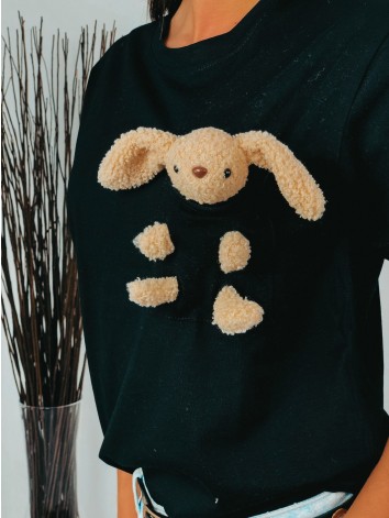 Čierne tričko s plyšovou hračkou