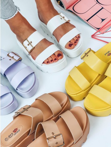 Biele šľapky na platforme Suera