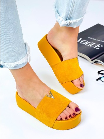 Dámske žlté šľapky na platforme