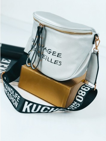 Dámska strieborná crossbody kabelka s nápisom