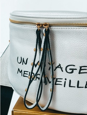 Dámska strieborná crossbody kabelka s nápisom