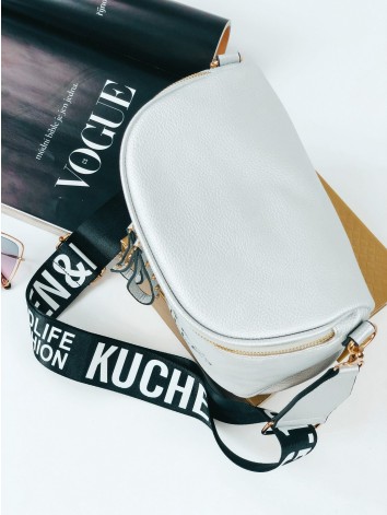 Dámska strieborná crossbody kabelka s nápisom