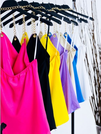 Fialový saténový top s retiazkou