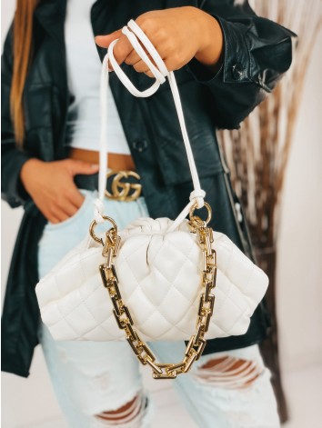 Biela malá kabelka so zlatou reťazou