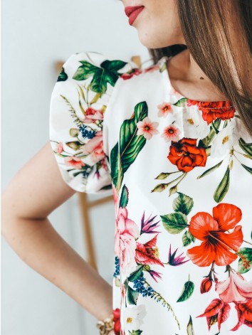 Biele kvetované šaty s volánmi