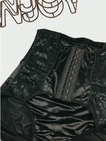 Čierne čipkované sťahovacie prádlo