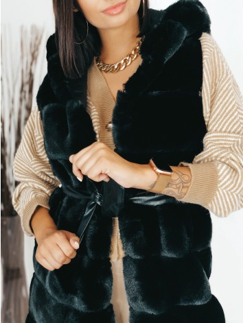 Dámska dlhá čierna kožušinová vesta s kapucňou a opaskom