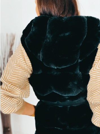 Dámska dlhá čierna kožušinová vesta s kapucňou a opaskom