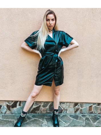Dámske čierne koženkové šaty so zipsom a opaskom