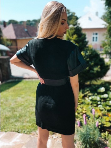 Dámske čierne koženkové šaty so zipsom a opaskom