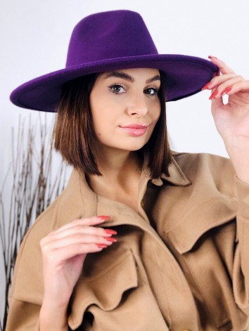Dámsky fialový elegantný klobúk