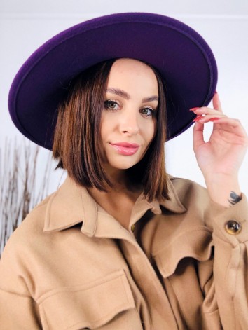 Dámsky fialový elegantný klobúk
