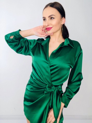 Dámske krátke zelené satenové šaty na viazanie