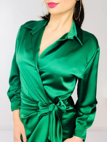 Dámske krátke zelené satenové šaty na viazanie
