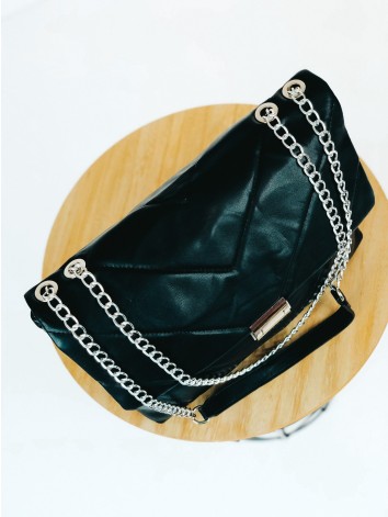 Dámska čierna kabelka so striebornou reťazou Zaja