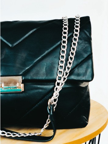 Dámska čierna kabelka so striebornou reťazou Zaja