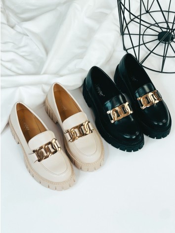 Dámske béžové mokasíny so zlatou reťazou