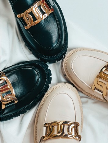 Dámske béžové mokasíny so zlatou reťazou