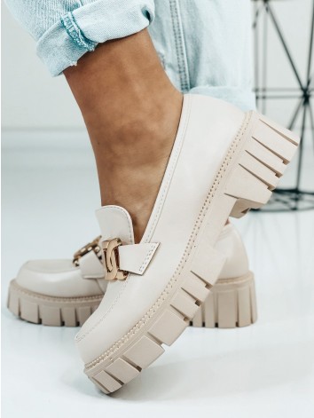 Dámske béžové mokasíny so zlatou reťazou