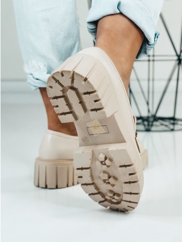 Dámske béžové mokasíny so zlatou reťazou