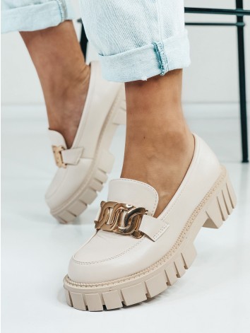 Dámske béžové mokasíny so zlatou reťazou