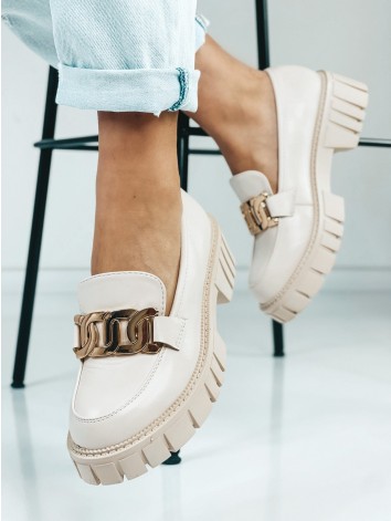 Dámske béžové mokasíny so zlatou reťazou