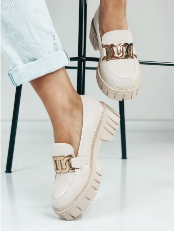 Dámske béžové mokasíny so zlatou reťazou