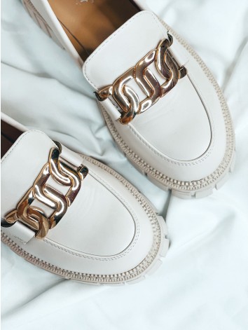 Dámske béžové mokasíny so zlatou reťazou