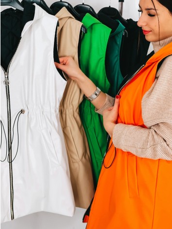 Dámska biela koženková vesta s kapucňou