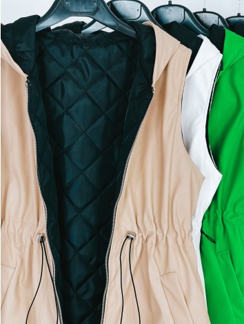 Dámska biela koženková vesta s kapucňou