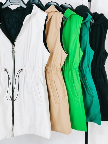 Dámska biela koženková vesta s kapucňou