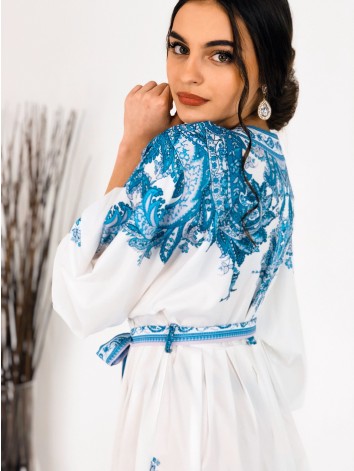 Dámske dlhé vzorované šaty s gombíkmi a opaskom - modrá