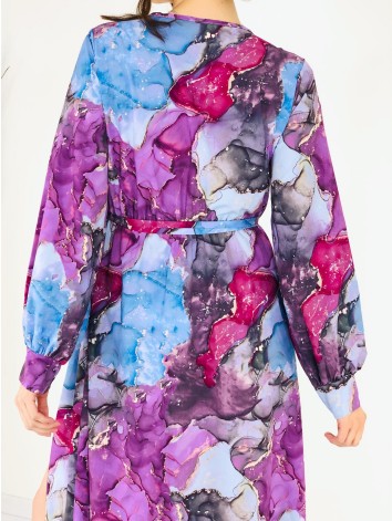 Dámske dlhé mramorové šaty s opaskom a razporkom