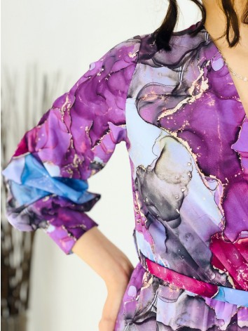 Dámske dlhé mramorové šaty s opaskom a razporkom