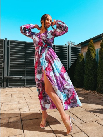 Dámske dlhé mramorové šaty s opaskom a razporkom