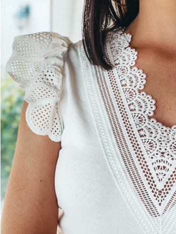 Biely dámsky elegantný top s čipkou