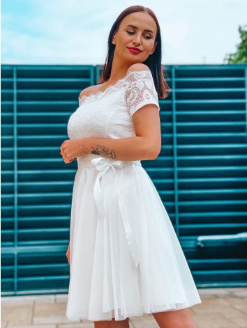 Dámske čipkované spoločenské šaty s opaskom na ramená - biele