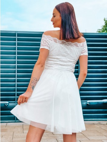 Dámske čipkované spoločenské šaty s opaskom na ramená - biele